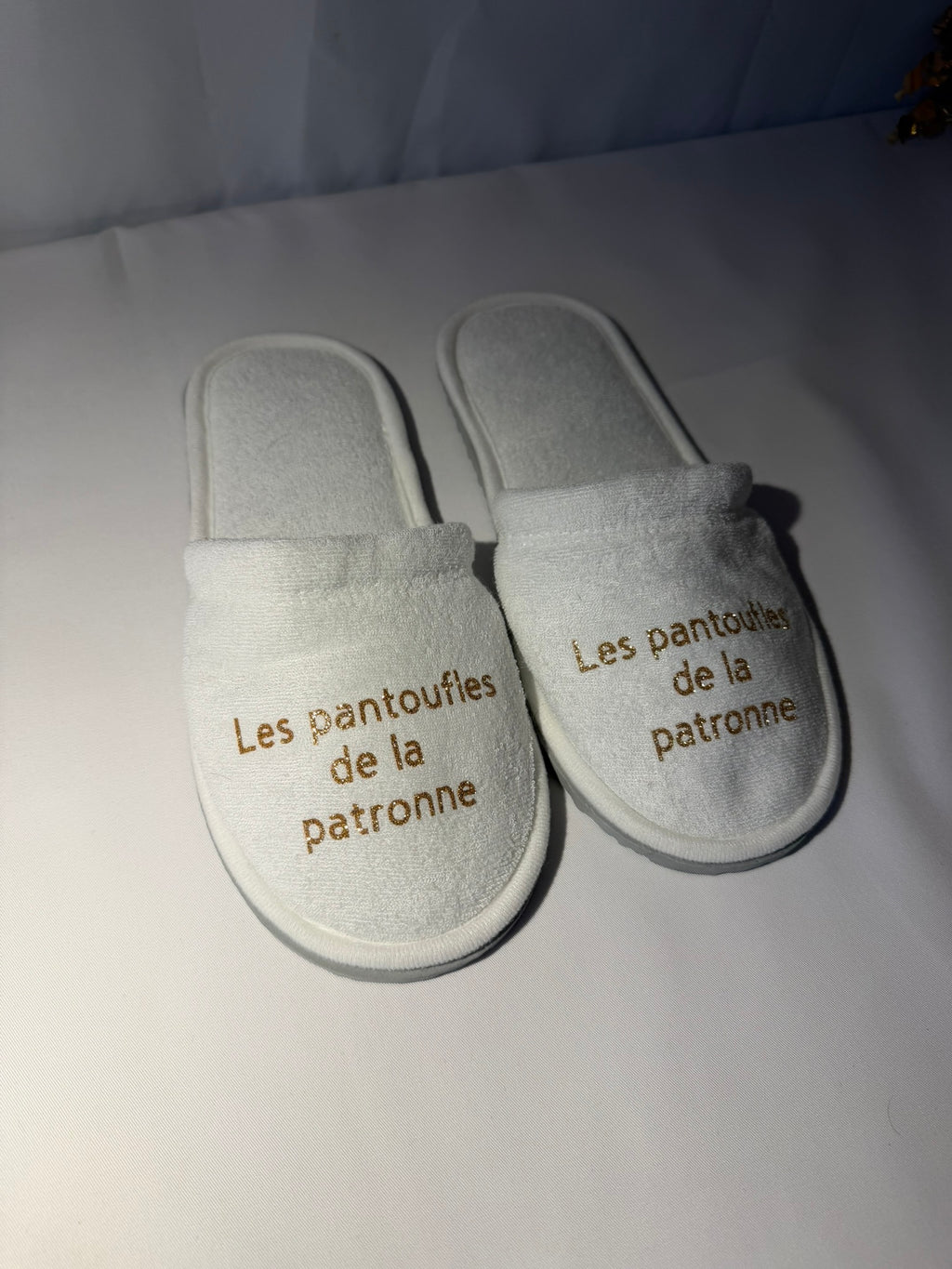 Chaussons Blancs de la patronne – Un Cadeau Qui a du Sens