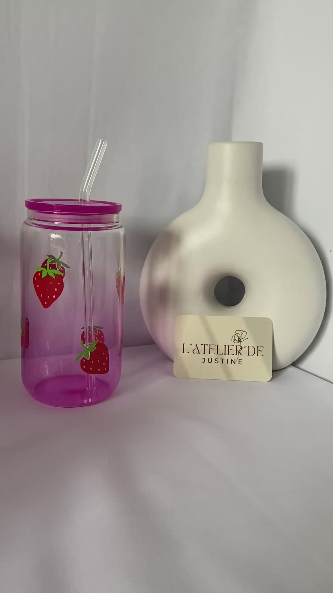 Verre personnalisé avec couvercle et paille : Fraises
